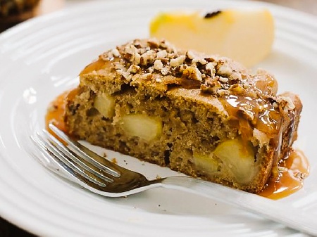 Сочен ябълков сладкиш с орехи пекан и карамелен сос - снимка на рецептата